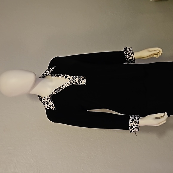 CHICO'S Monochrome Leopard Print Split Neck Bracelet Sleeve Blouse - Picture 2 of 9